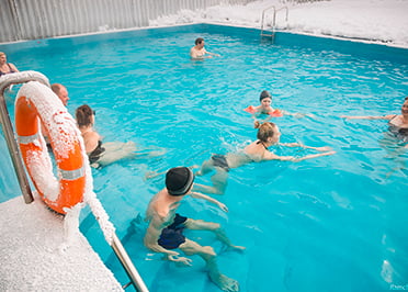 купание в бассейне зимой