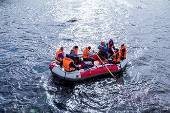 по реке на рафтах